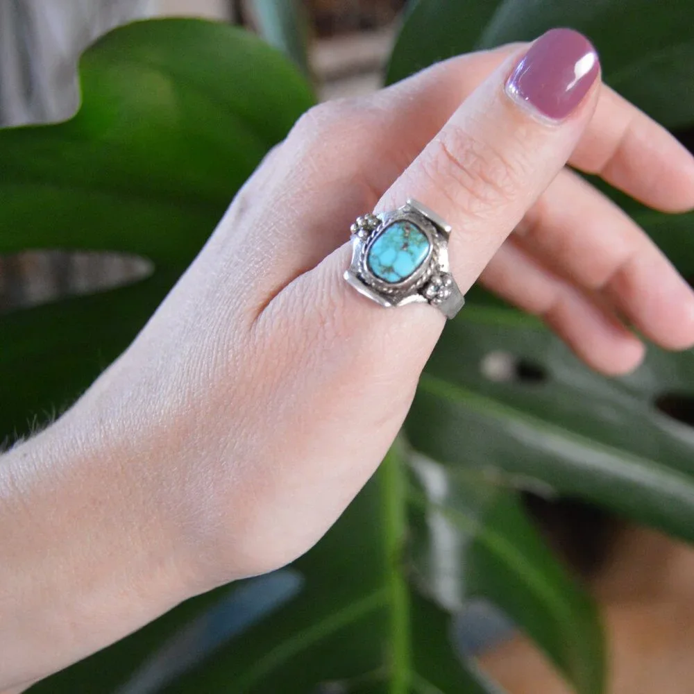 Vintage Navajo Sterling Silver and Turquoise Ring, Size 7 - Picture 2 of 8
